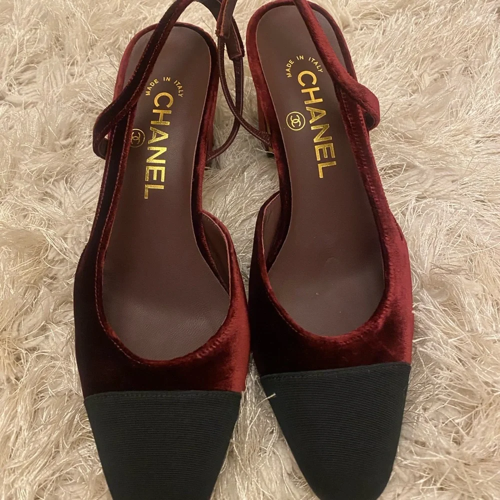 Chanel Slingbacks - Stunning Burgundy Velvet and Black - Picture 5 of 5